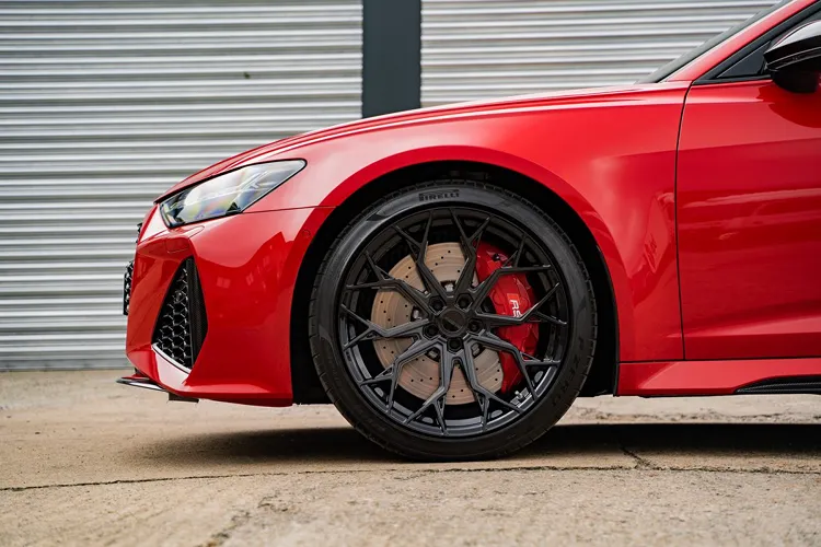 Многобутални спирачни апарати: Как работят, кога имат смисъл и какво трябва да знаеш преди Big Brake Kit